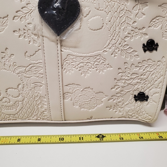 Betsey Johnson Halloween embossed Skull tote with removable Skull 💀 Keychain - Picture 2 of 10